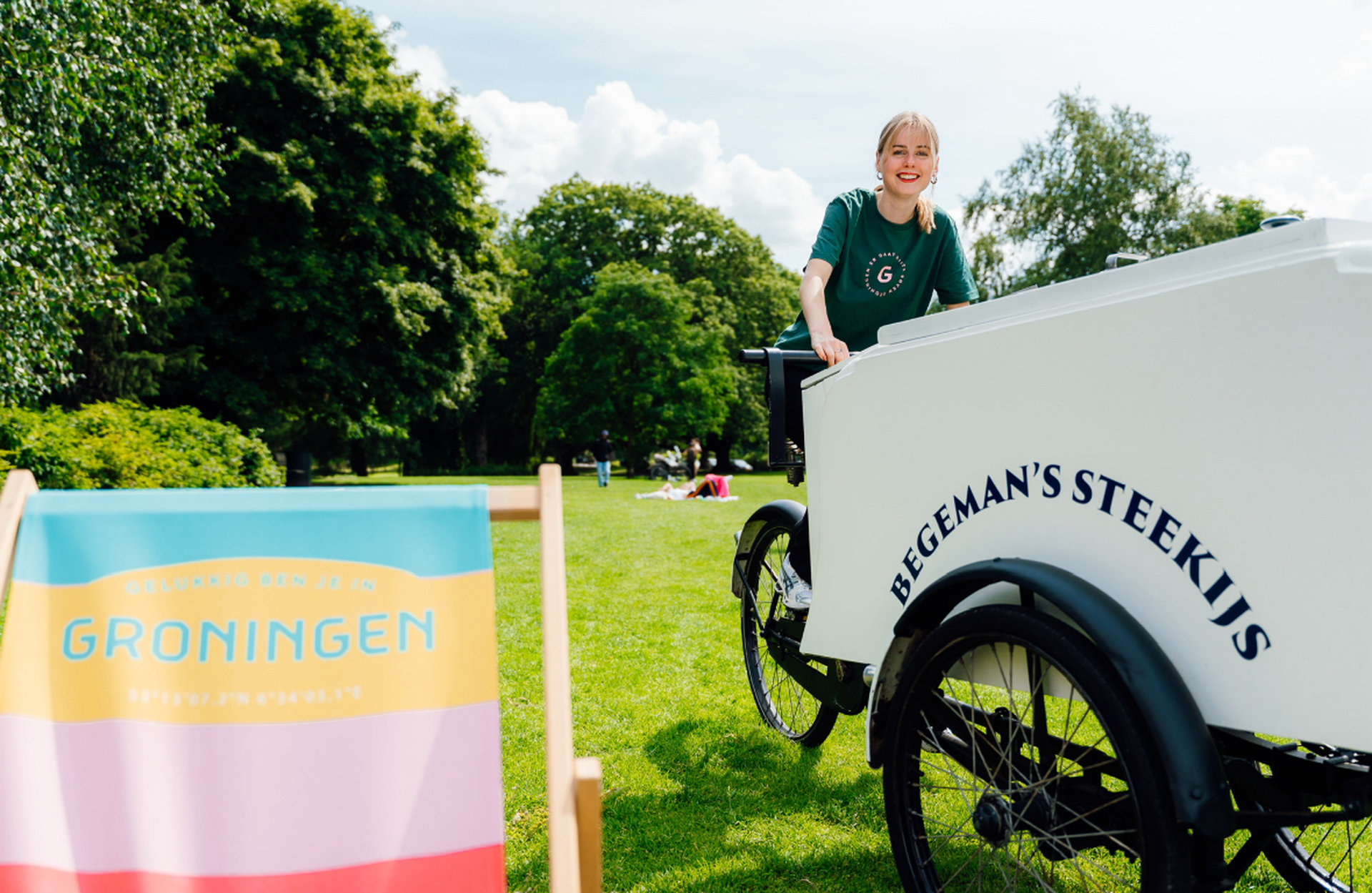 Vrouw op ijsfiets in park Groningen
