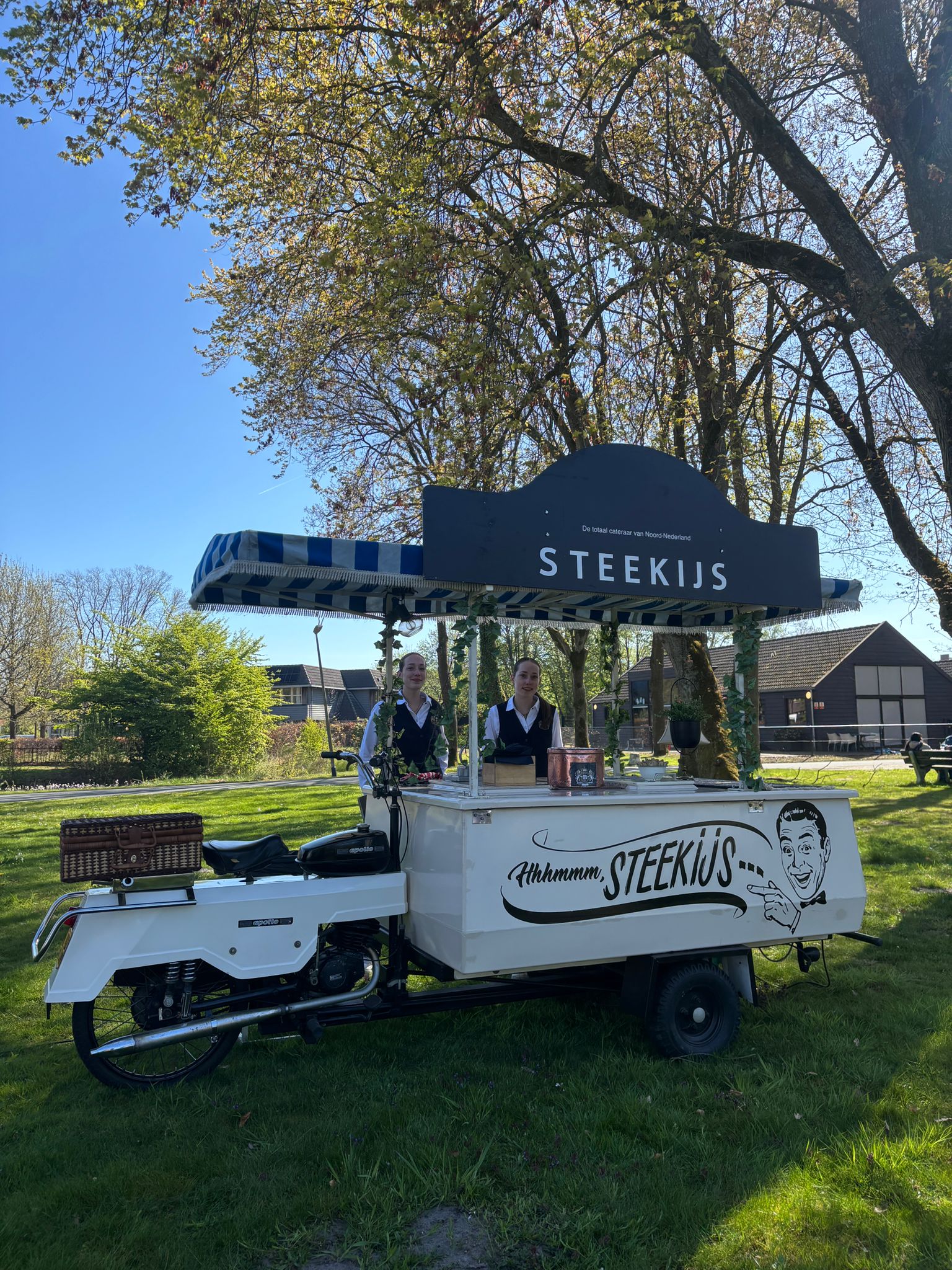 IJskar Steekijs in zonnig park met twee medewerkers